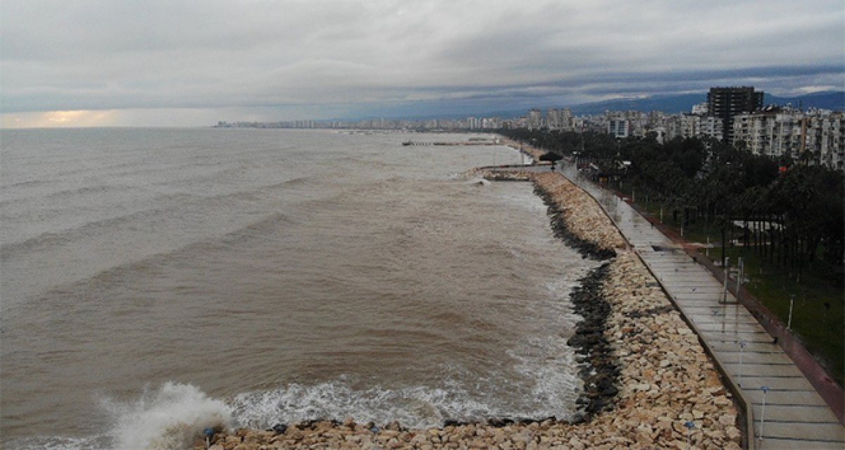 Sel Suları Derelerden Akdeniz’e Taşarak Kıyıyı Çamura Bürüdü