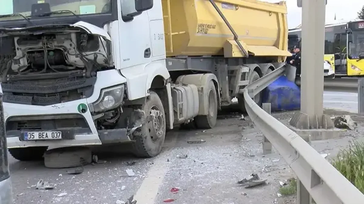 Başakşehir'de devrilen araçta mahsur kalan kişiyi kazaya karışan kamyonun şoförü kurtardı