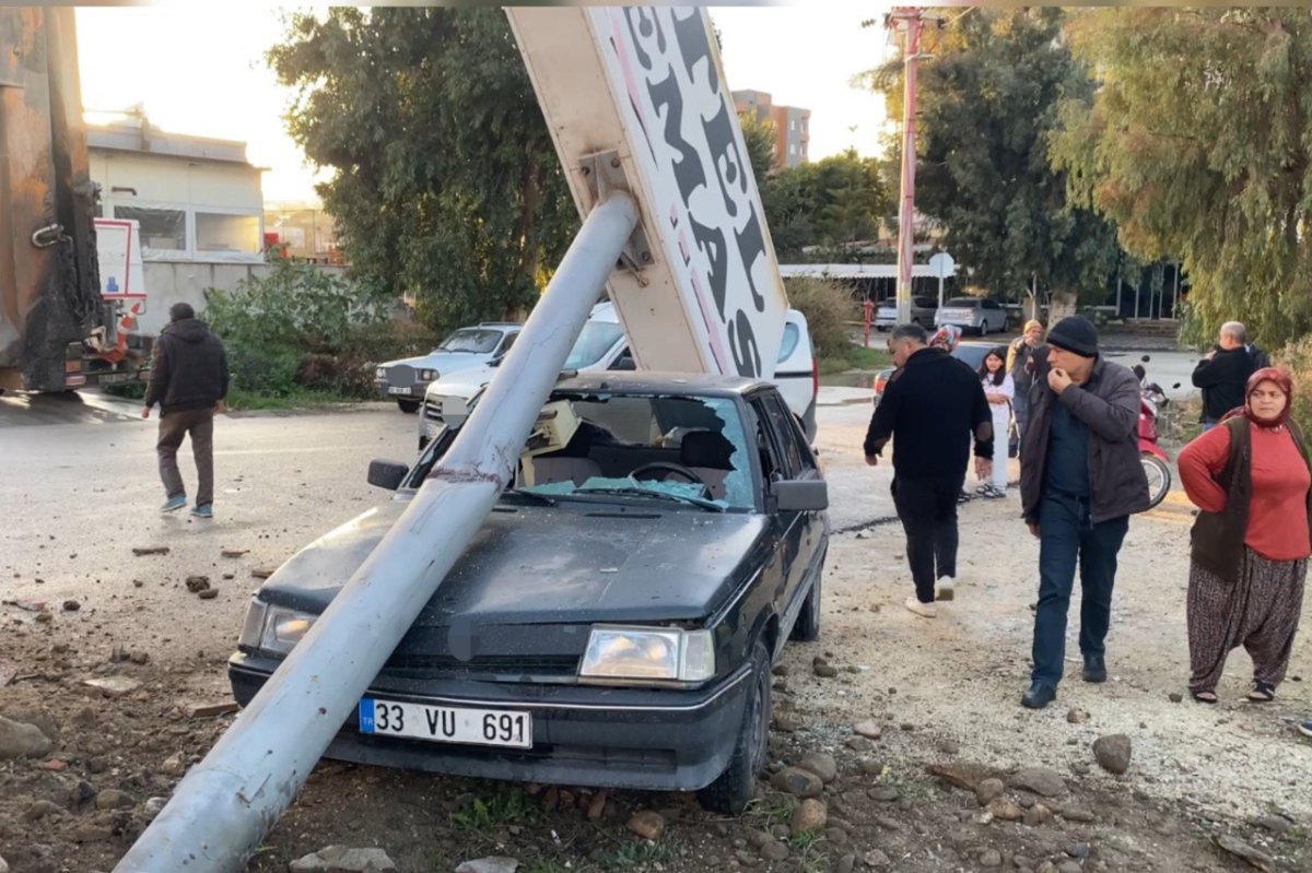 Otomobilin Üstüne Tabela Devrildi