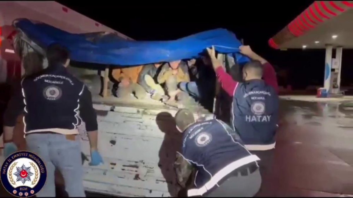 Tır Dorsesinde 12 Kaçak Göçmen Yakalandı
