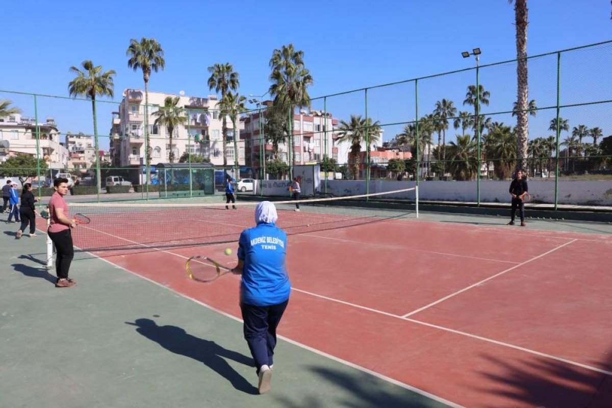 Akdeniz Belediyesi Tenis Kursunda Yeni Yetenekler Yetişiyor