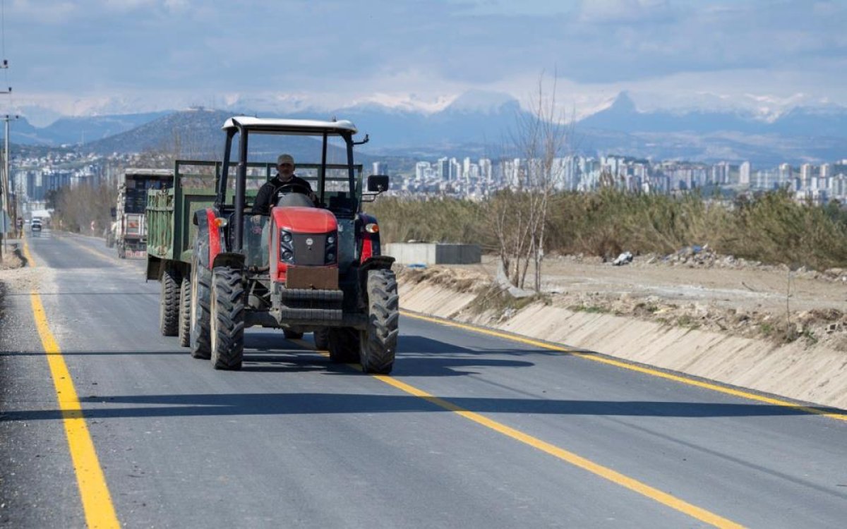Tarsus’ta Çiftçiye Yol Desteği
