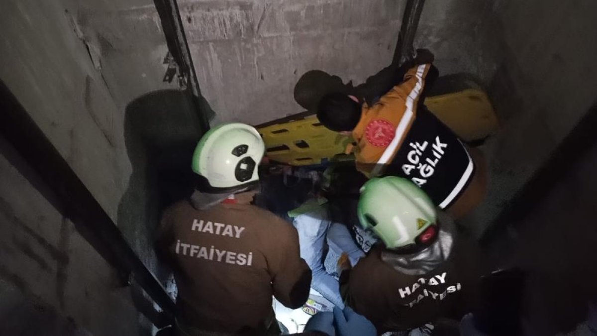 Hatay'da Asansör Boşluğuna Düşen İşçi Yaralandı