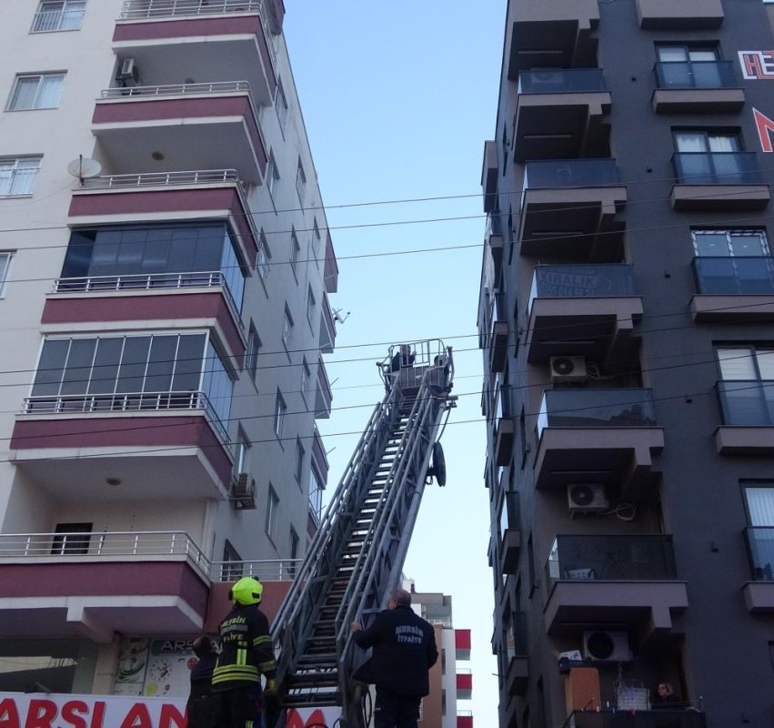 Mersin'de İlginç Olay: Perde İle 6'ncı Kattan Sarktı, 3'üncü Kat Balkona Düştü