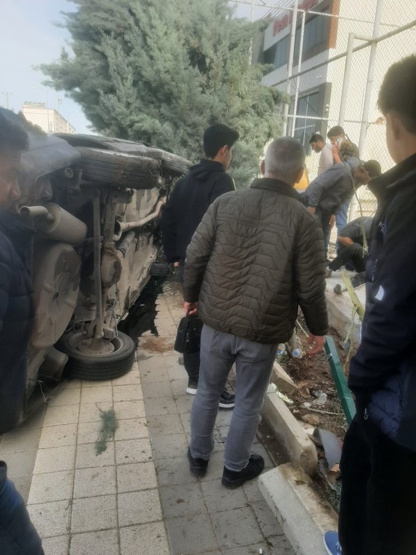 Diyarbakır’da Drift Atan Sürücü Kaldırımda Yürüyen Öğrencilere Çarptı: 2 Yaralı