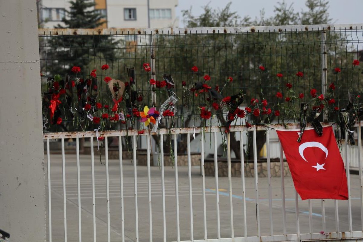 Nöbetçi Öğretmen Diğer Öğrencileri Kurtarmak İçin 'Yere Yatın' Diye Bağırmış