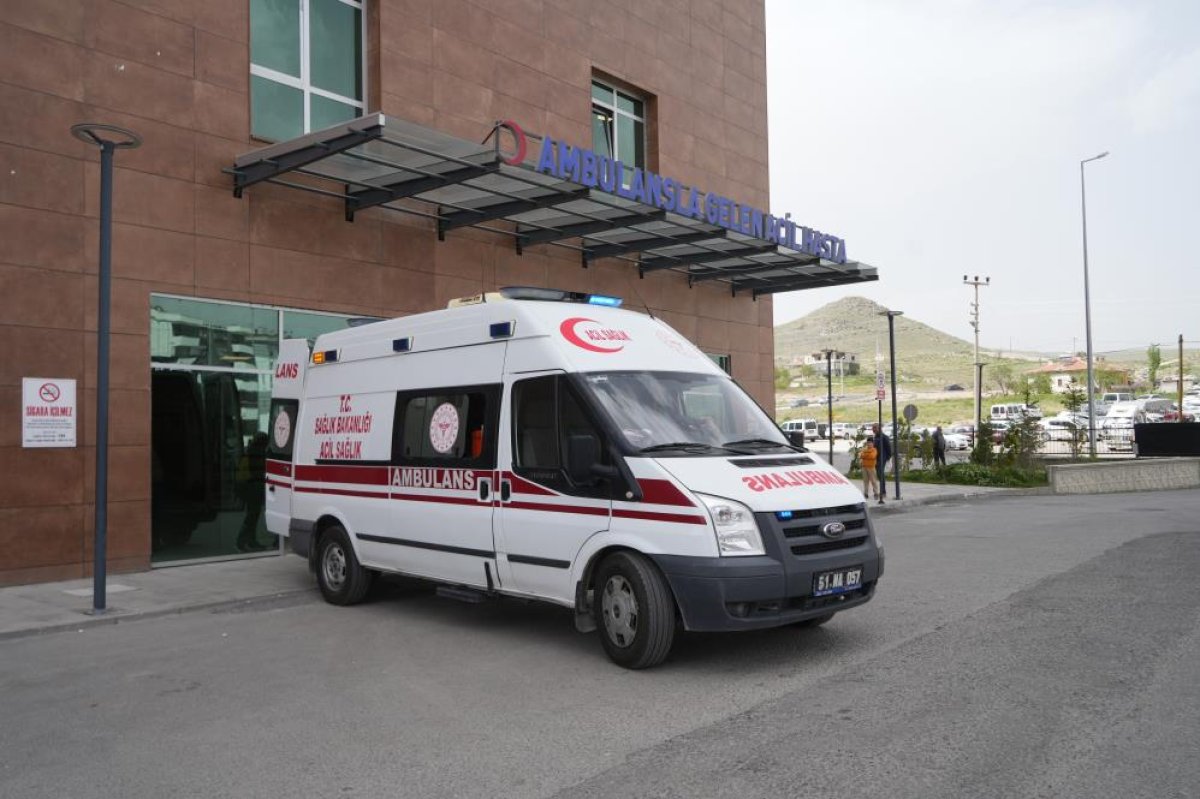 Niğde'de Otomobil İle Kamyonet Çarpıştı: 7 Yaralı