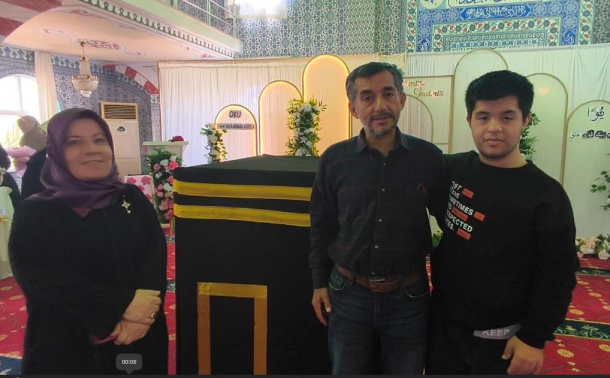 Kabe Hasretiyle Gözyaşlarına Boğulan Gencin Duası Yürekleri Dağladı