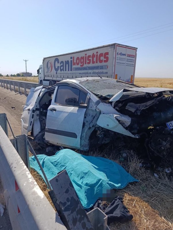 Mardin'de Otomobil Refüje Çarptı: 1 Ölü, 2 Yaralı