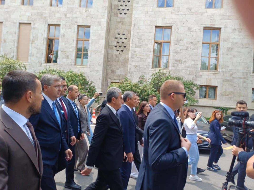 Özgür Özel TBMM Önündeki Kalabalığa Seslendi