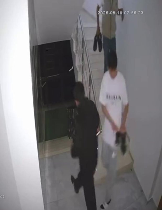 Suç Makinesi Çocuk Hırsızlar Çaldıkları Ayakkabıların Kalitesini Kontrol Ederken Kameraya Yakalandı