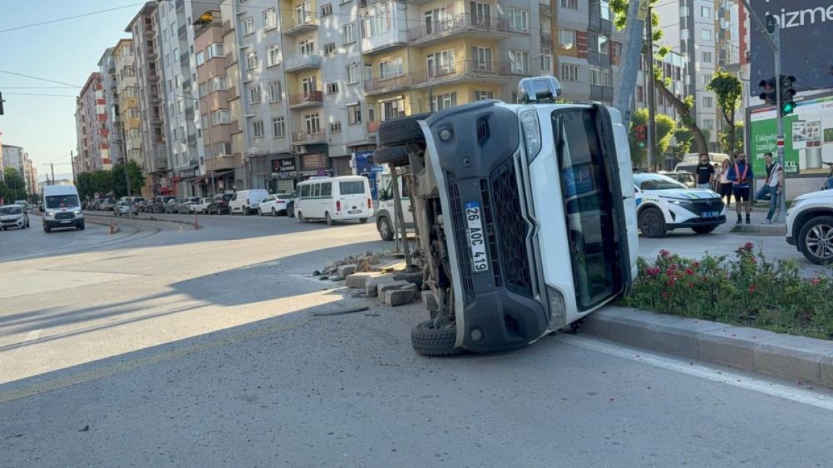 Midibüsün Çarptığı Servis Aracı Yan Yattı