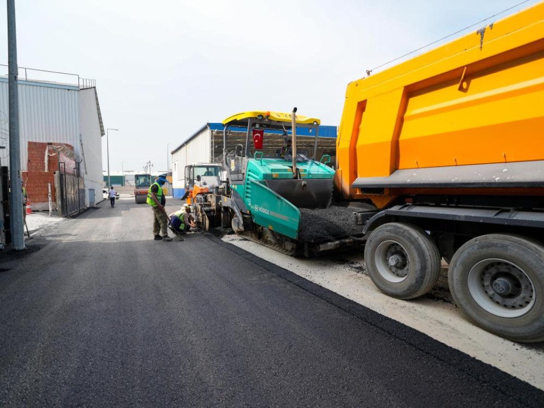 Tarsus'ta 23 Sokakta Sıcak Asfalt Çalışması