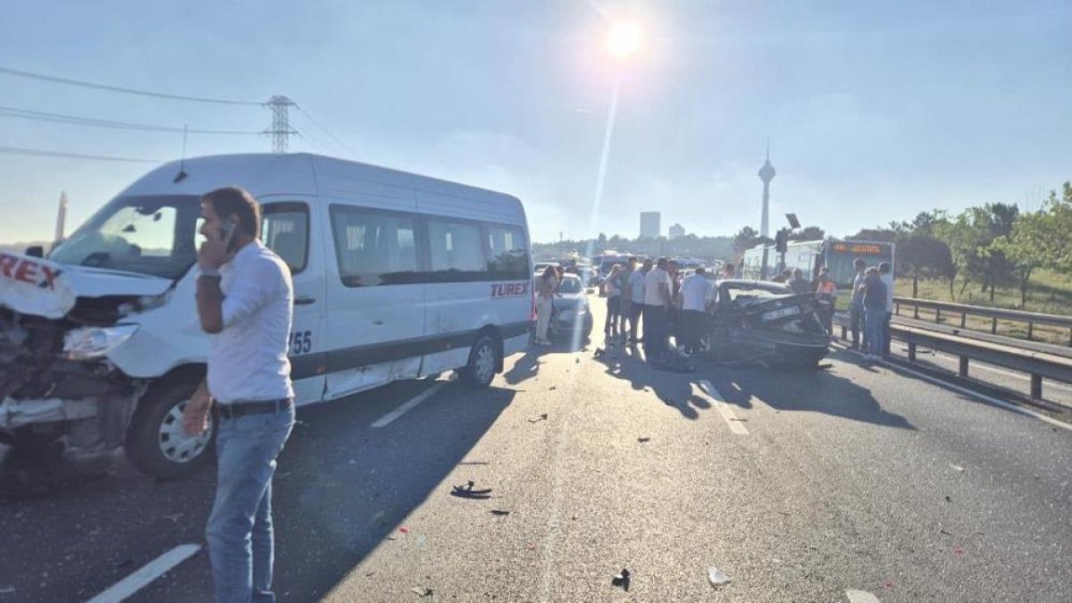 Büyükçekmece'de 2 Aracın Karıştığı Kazada 1'i Ağır 4 Kişi Yaralandı