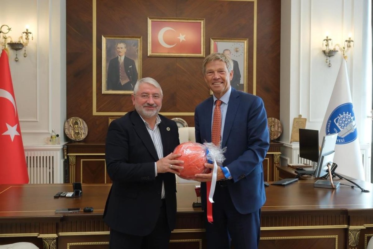 Hollanda Ankara Büyükelçisi Joep Wijnands, Belediye Başkanı Aşgın İle Makam Odasında Futbol Oynadı