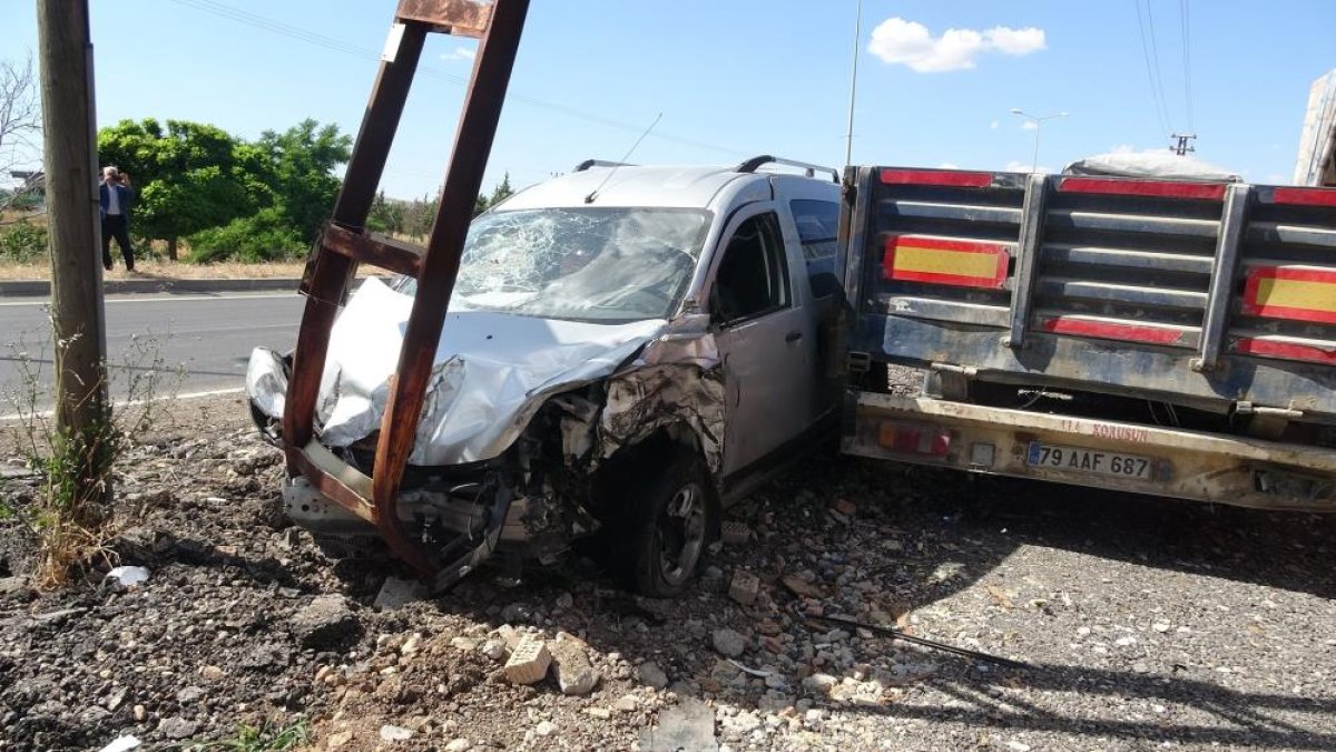 Ters Yönden Giden Hafif Ticari Araç Direğe Çarptı: 1 Yaralı