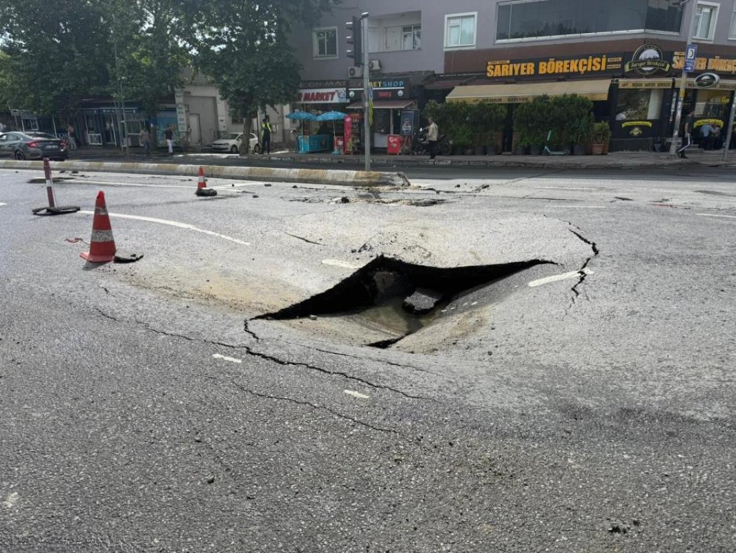 Esenyurt'ta İSKİ'nin Boru Hattı Patladı, Yol Çöktü Cadde Göle Döndü