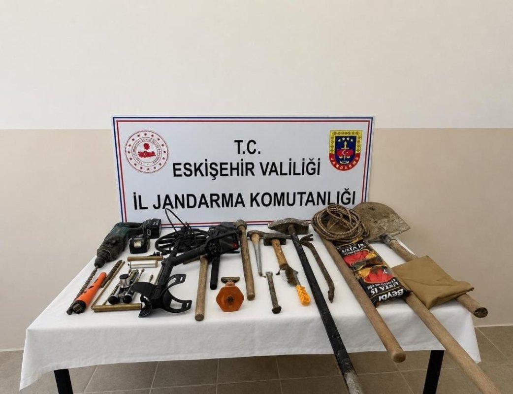 Eskişehir'de Kaçak Kazı Yapan 3 Şüpheli Suçüstü Yakalandı