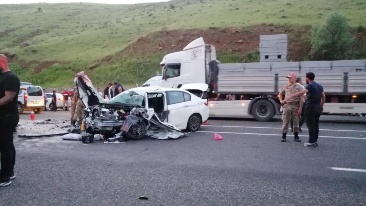 Solhan’da Tır İle Otomobil Kafa Kafaya Çarpıştı: 3 Yaralı