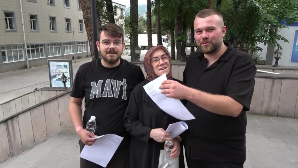 Amasya'da iki oğluyla birlikte YKS'ye giren anne: "Haydi anne dediler"