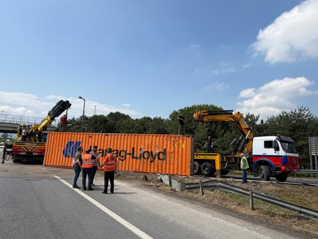 Kontrolden çıkarak devrilen tır, ulaşımın aksamasına sebep oldu