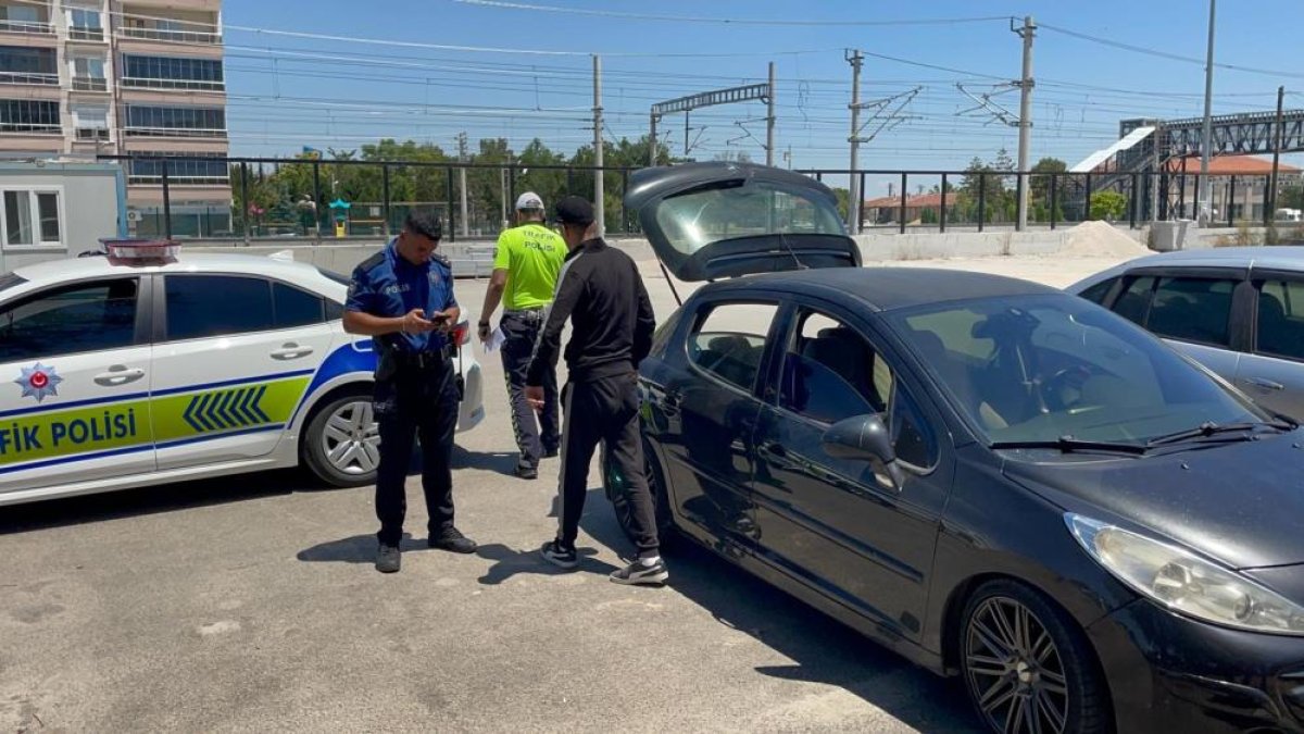Taksiciler müşteri kılığına girdi, korsan taksiciyi yakalattı