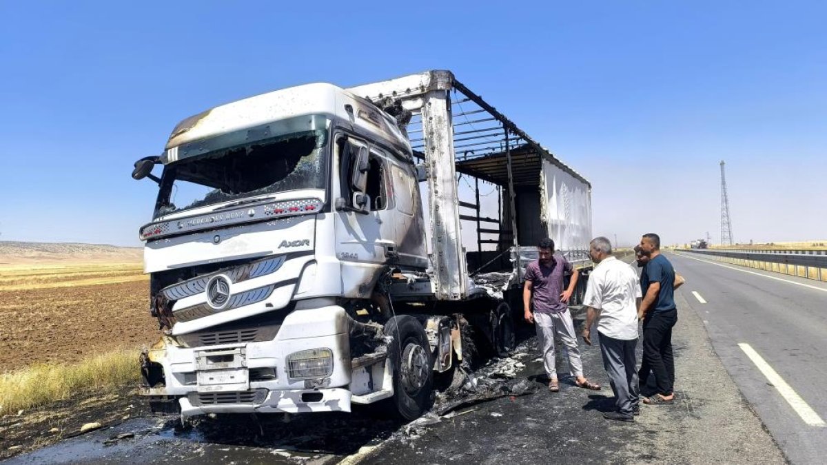Mardin'de seyir halindeki tırda çıkan yangın söndürüldü