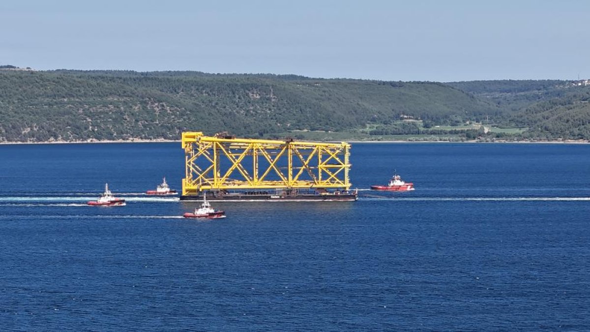 Dev Sondaj Platformu İskelesi Çanakkale Boğazı'ndan Geçiyor
