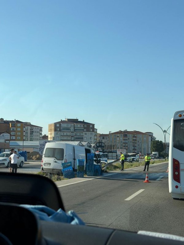 Orta Refüje Giren Panelvan Araç Alev Aldı: 1 Yaralı