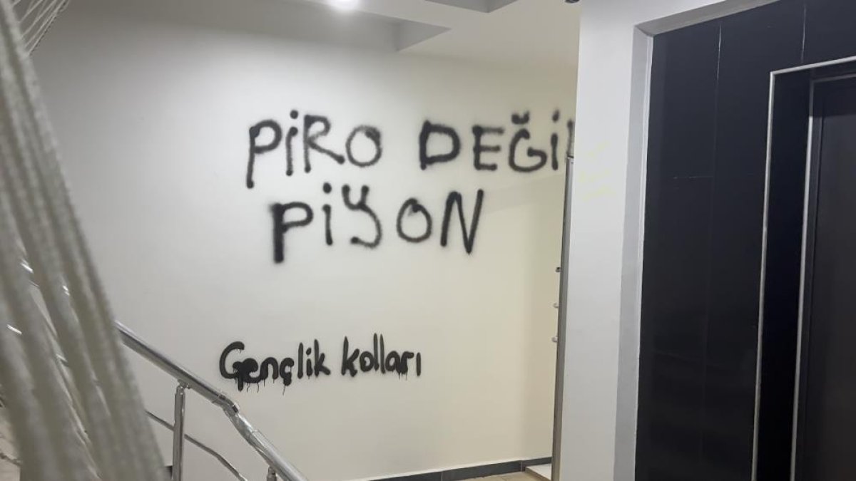 CHP Kayseri İl Başkanlığı Binasının Duvarlarına Boyayla Yazılar Yazıldı