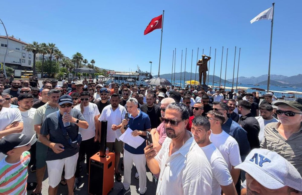 Marmaris'te esnaf, Kapalı Çarşı'nın üzerinin açılmasını protesto etti