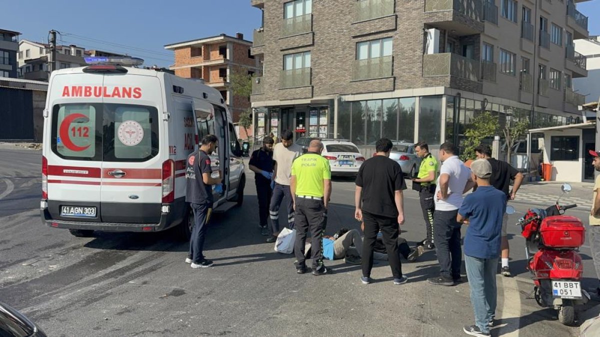 Otomobil İle Çarpışan Motosikletteki 2 Kişi Yaralandı