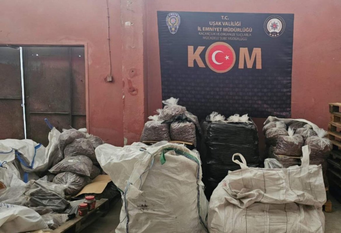 Uşak'ta 30 Ton Bozuk Ve Tarihi Geçmiş Gıda Ele Geçirildi