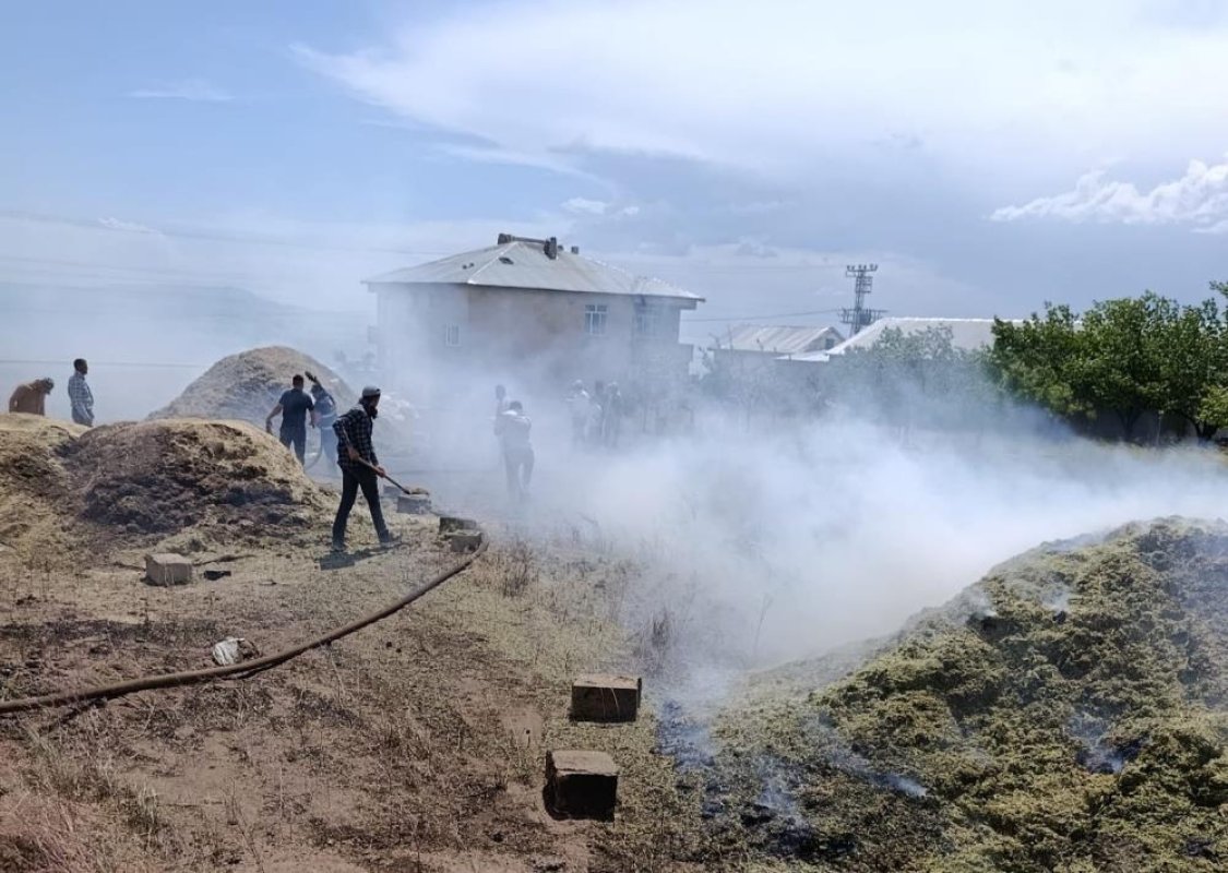 Erciş'te 20 Ton Saman Yandı