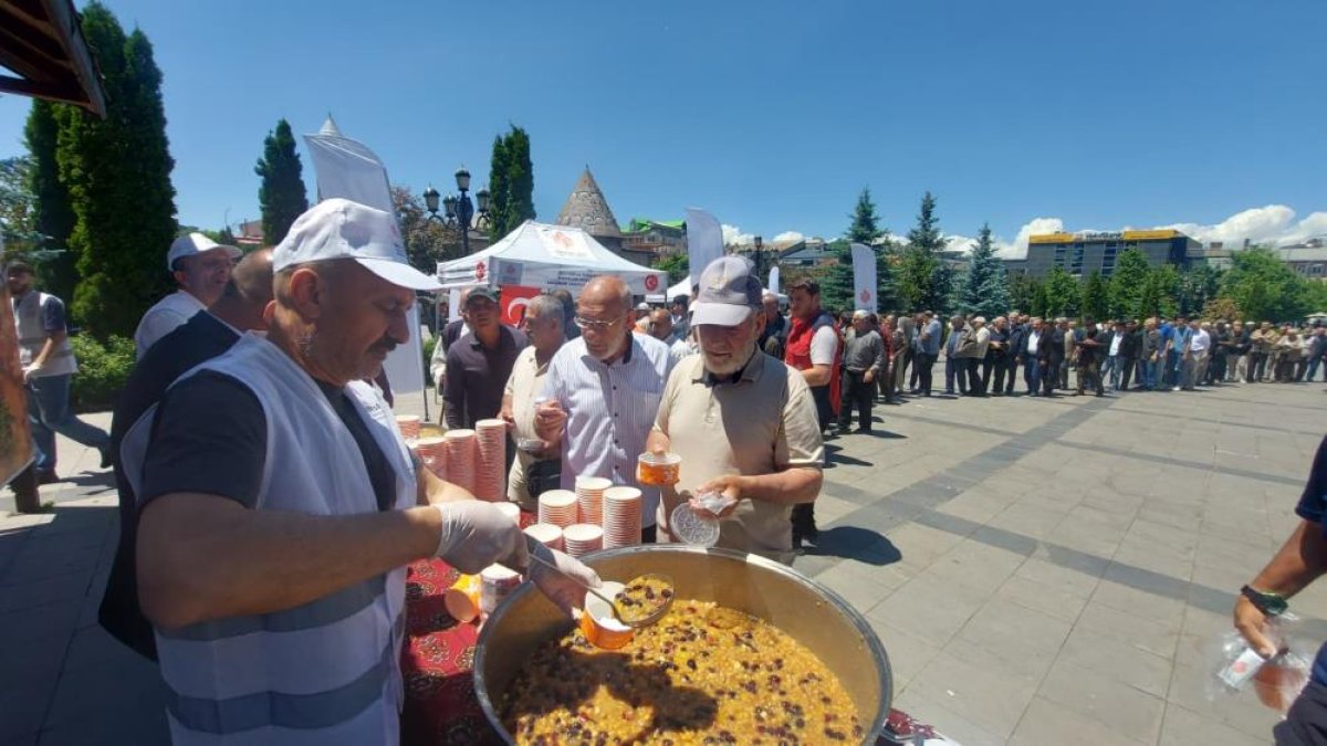 Aşure dağıtımında yoğunluk