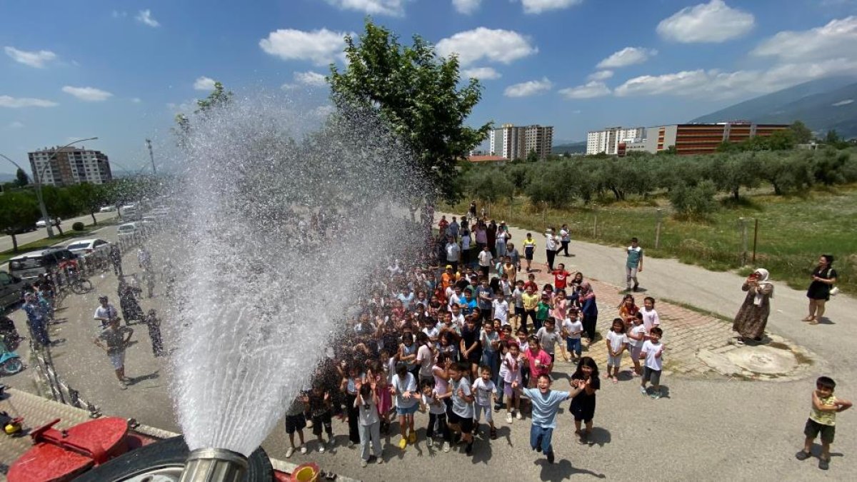 Karne şenliğinde itfaiyeden serinleten sürpriz