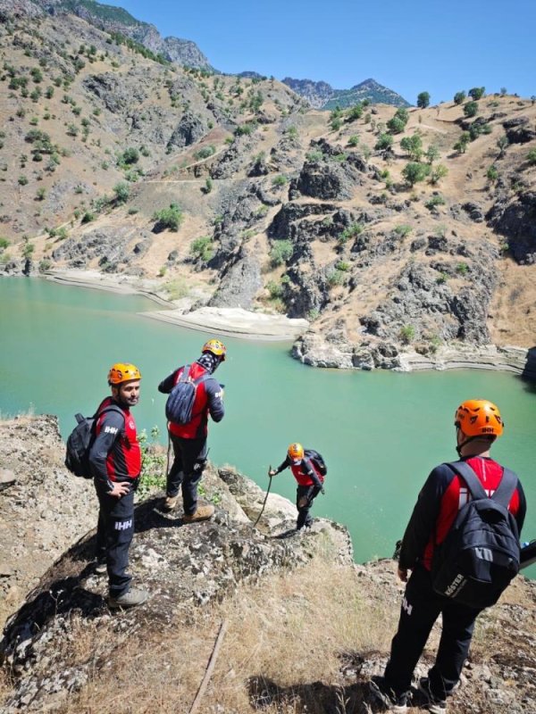Bitlis'te derede kaybolan 13 yaşındaki çocuğu arama çalışmaları sürüyor
