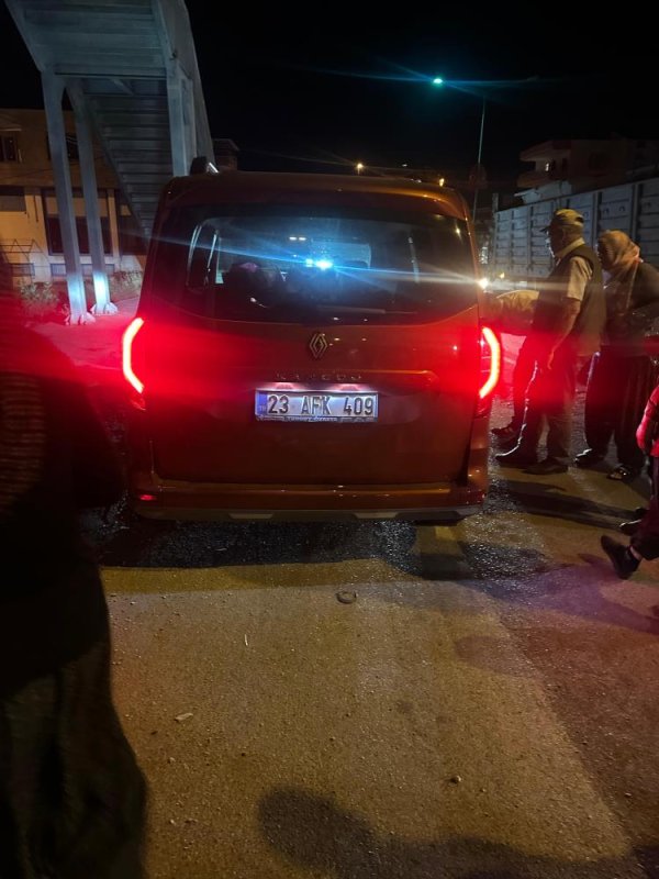 Traktör ile hafif ticari araç çarpıştı: 1 yaralı