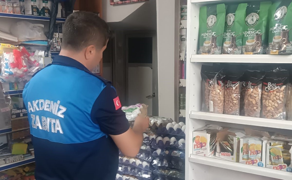 Akdeniz'de son kullanma tarihi geçmiş 230 gıda ürünü imha edildi