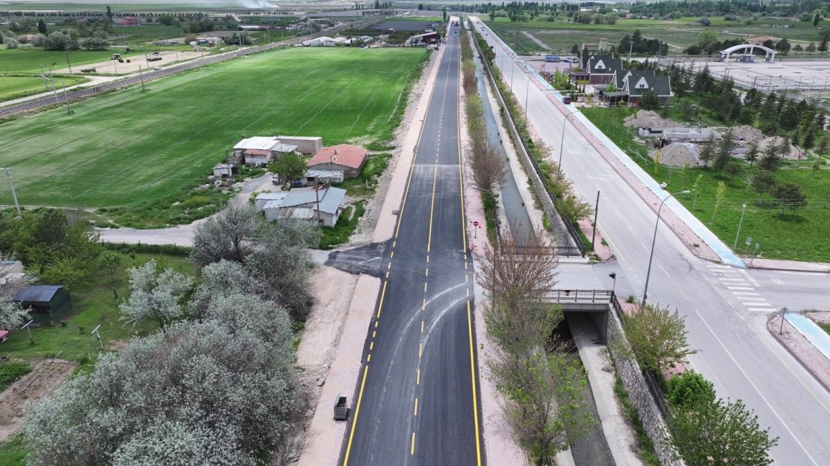 Niğde'de altyapısı tamamlanan yollar sıcak asfaltla yenileniyor