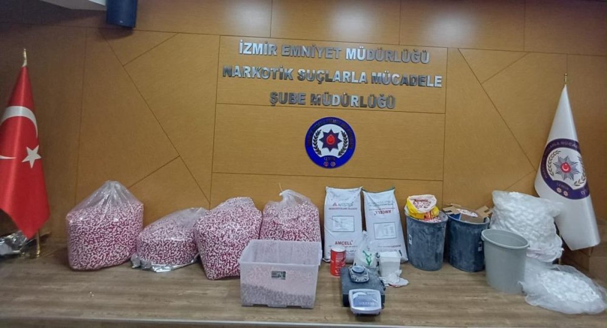 İzmir'de zehir tacirlerine büyük darbe: 121 bin 816 uyuşturucu nitelikli hap ele geçirildi