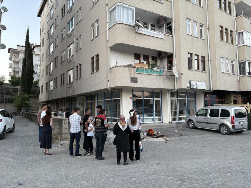 Balkondaki saksının aşırı ısınması sonrası çıkan yangını vatandaşlar söndürdü