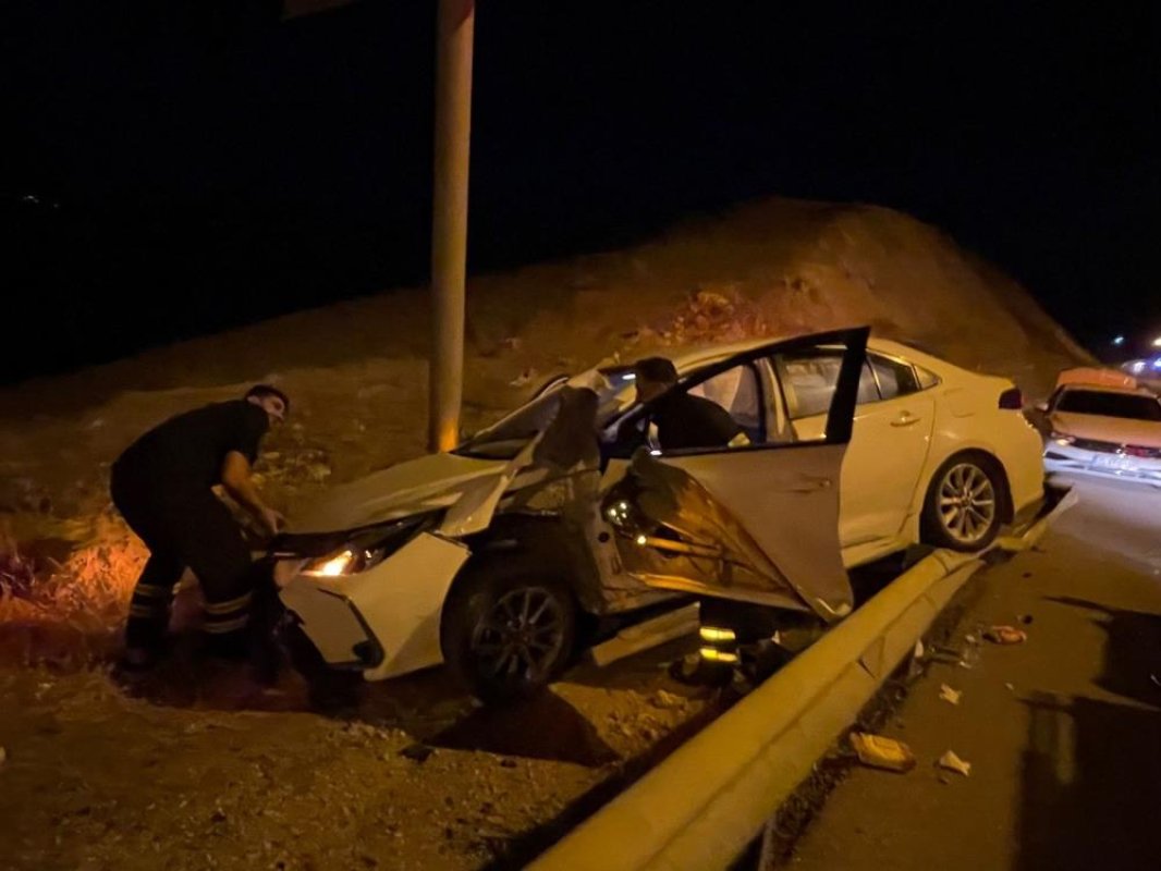 Siirt'te bariyere çarpan otomobil alev aldı: 1 yaralı