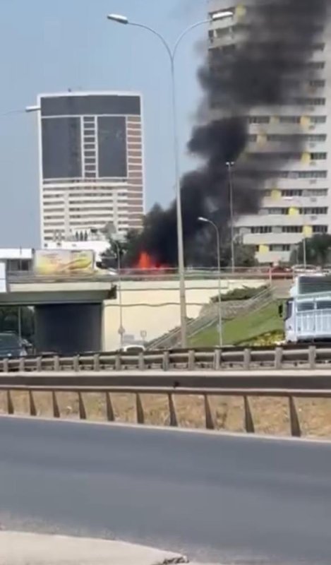 Kartal'da seyir halindeki araç alevlere teslim oldu