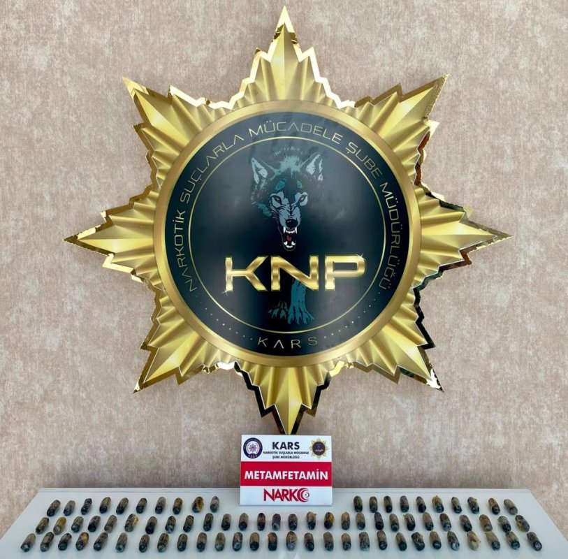 Kars'ta İranlı kuryenin midesinden 76 parça metamfetamin çıktı
