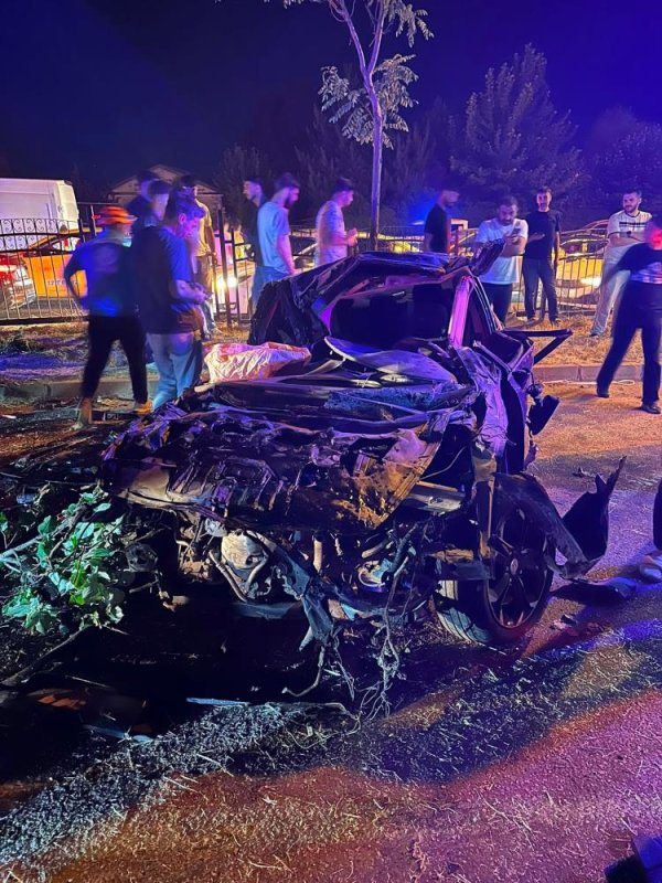 Refüje çarpan otomobil hurdaya döndü: 2 yaralı