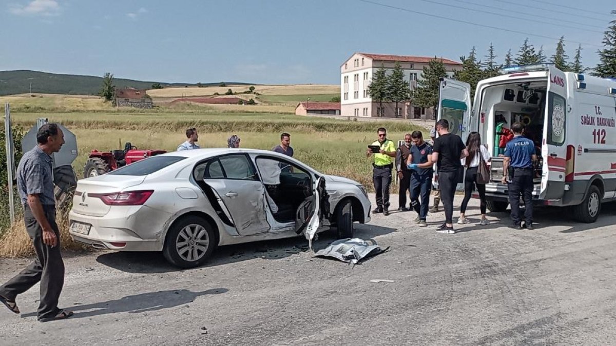 İki otomobil kafa kafaya çarpıştı: 2 yaralı