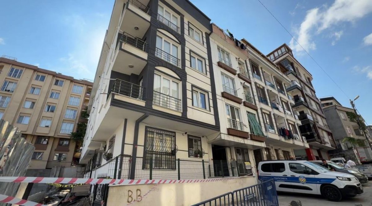 Küçükçekmece'de inşaat temelindeki göçük paniğe neden oldu