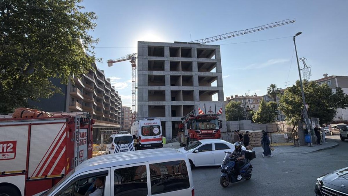 Küçükçekmece’de 3 aydır maaş alamayan işçiler inşaatın tepesine çıktılar