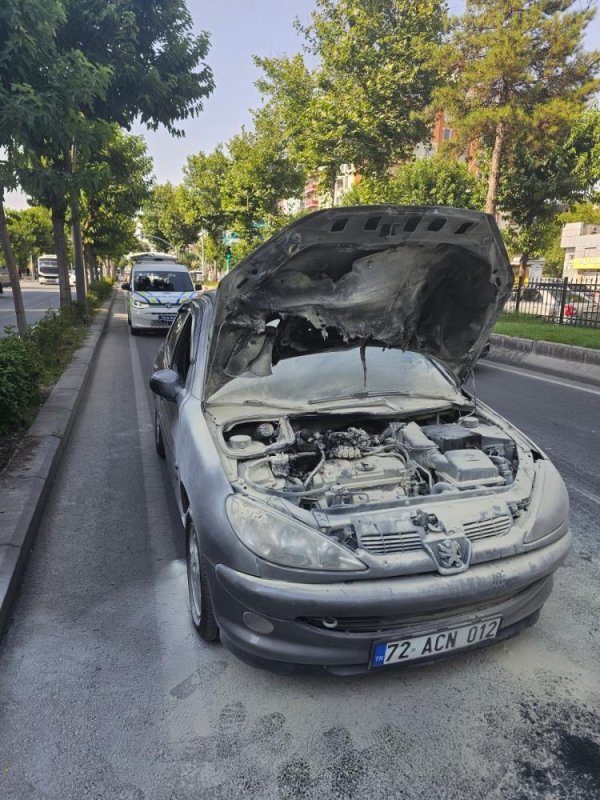 Batman’da araç yangını vatandaşların müdahalesiyle söndürüldü